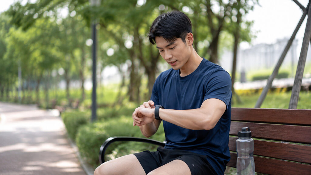 운동 여부를 확인하며 간수치 결과를 상담하는 진료 장면